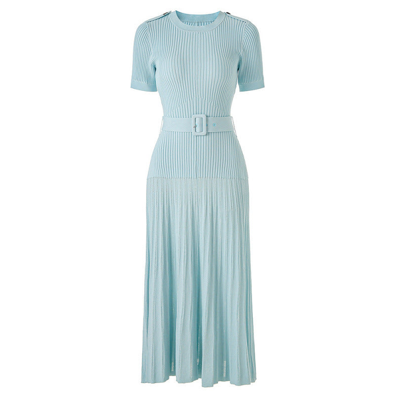 Robe Midi Bohème en Maille Ceinturée pour Vacances — bleu clair — porté en situation | Porivana