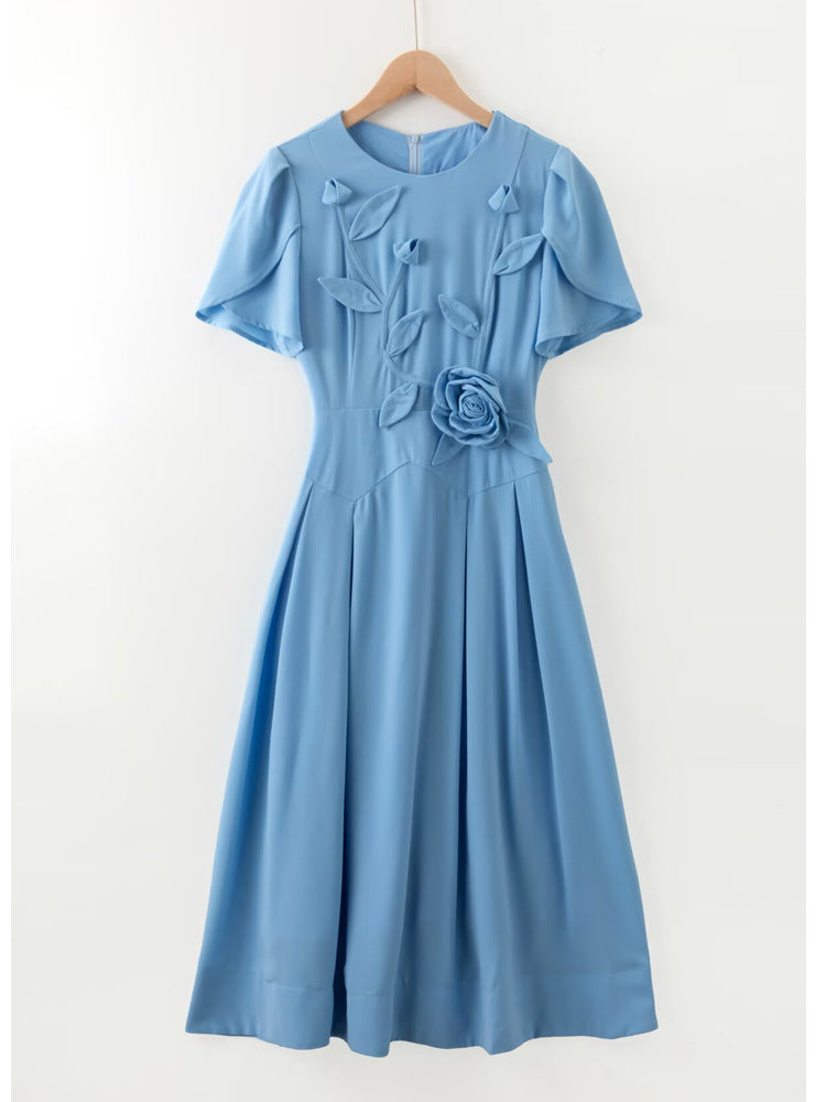 Robe Courte Cintrée à Fleur 3D pour Soirée Cocktail — porté en situation | Porivana