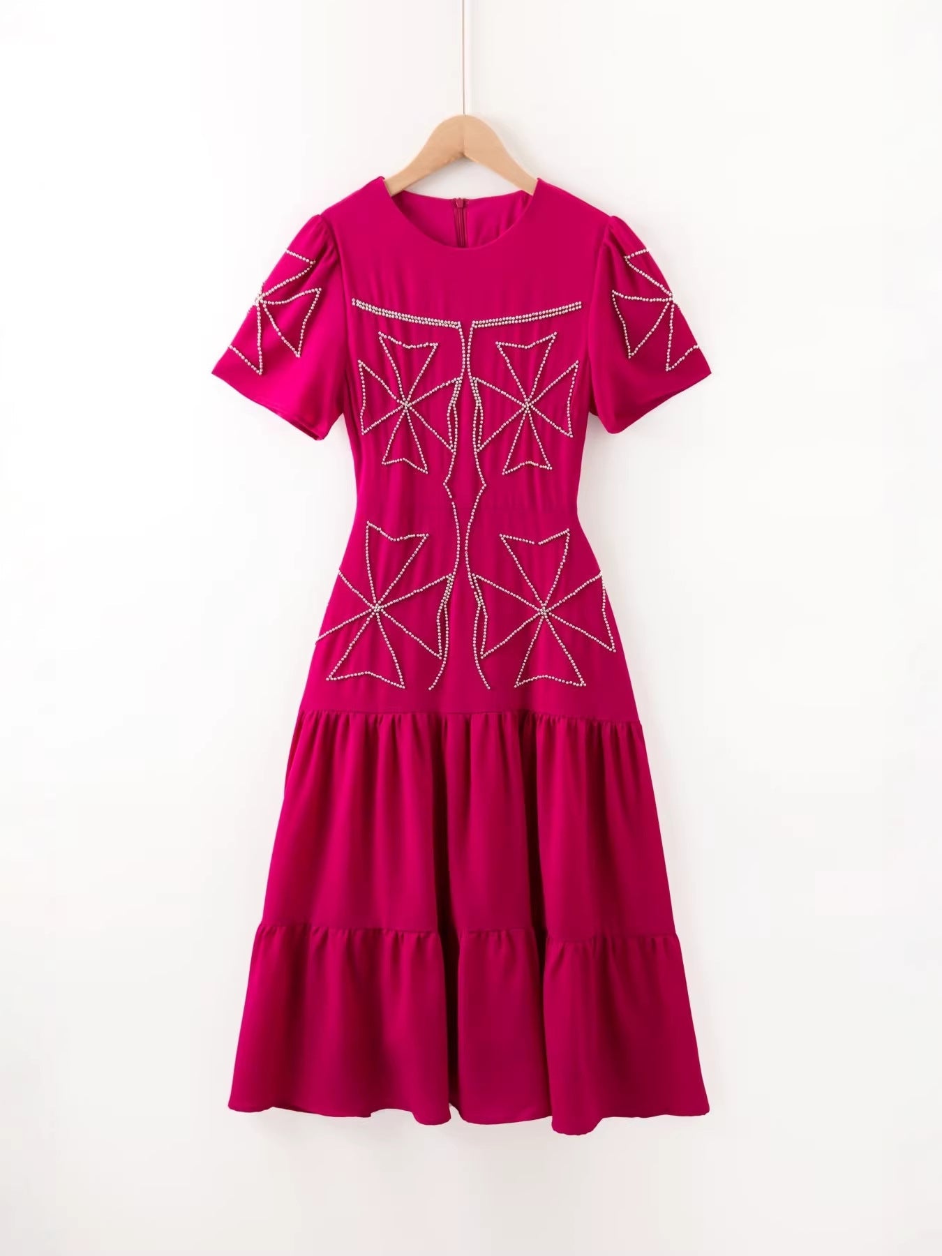 Robe Courte Brodée à Étages pour Plage — rose fuchsia — porté en situation | Porivana