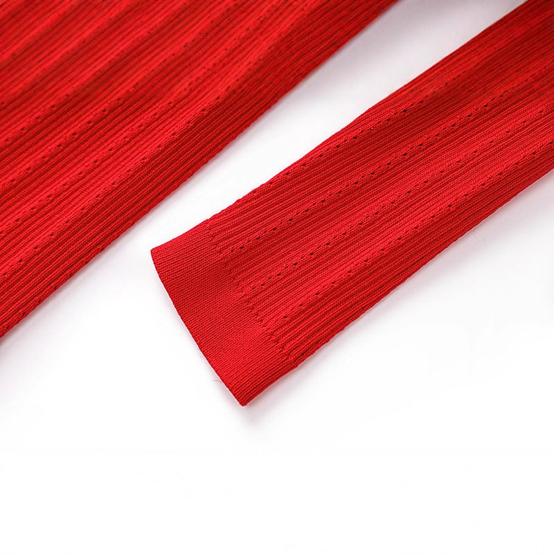Robe en Maille Ajustée à Col V — rouge — détail 2 | Porivana