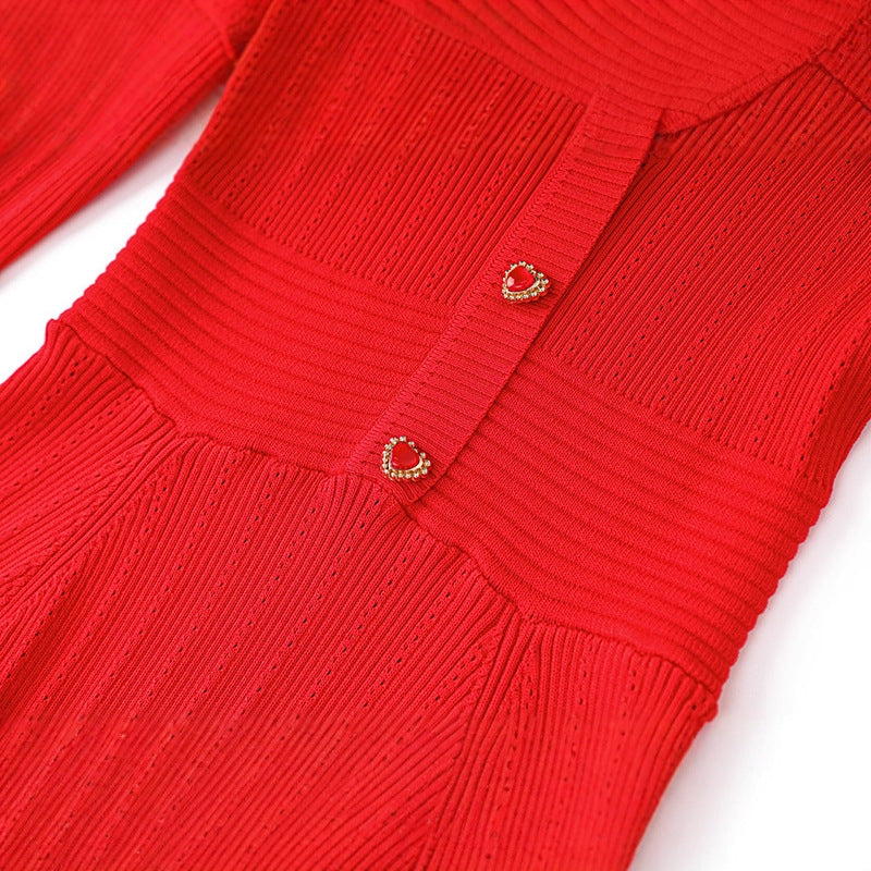 Robe en Maille Ajustée à Col V — rouge — porté en situation | Porivana