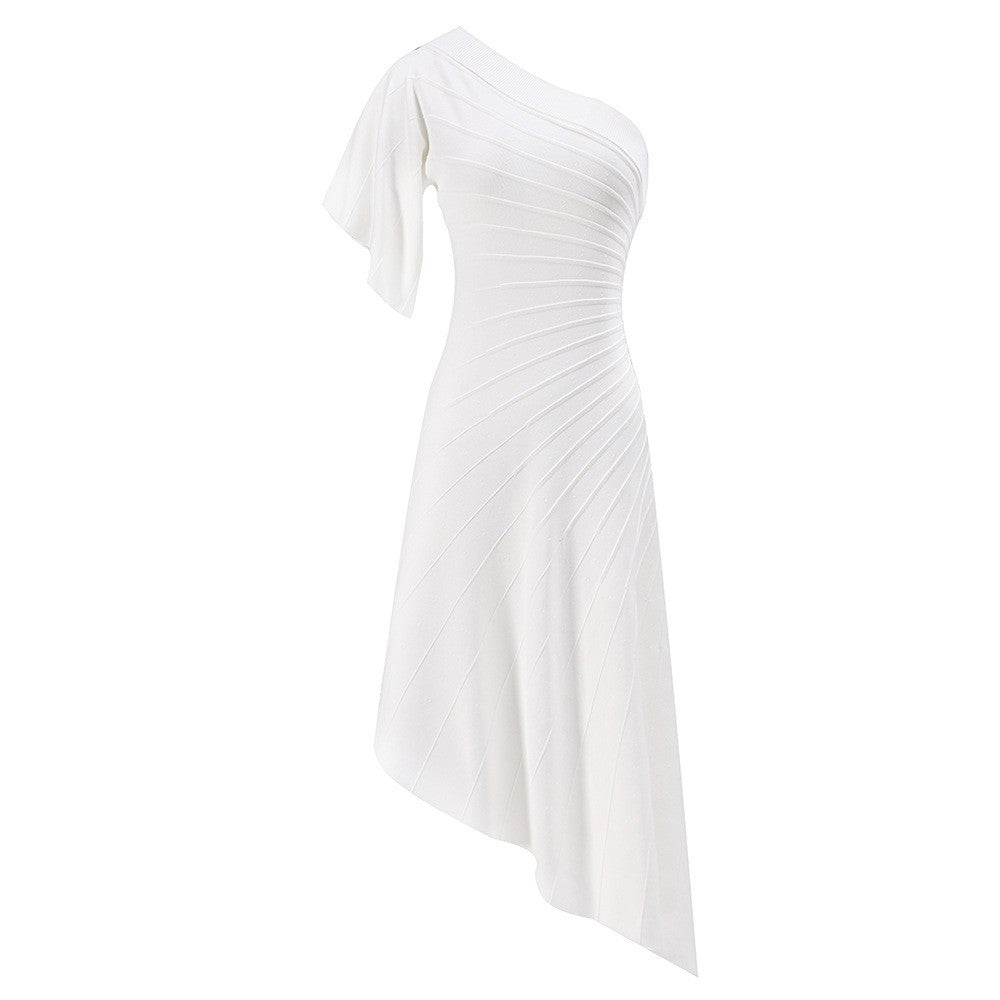 Robe en Maille Côtelée Asymétrique Épaule Nue pour Automne — blanc — porté en situation | Porivana