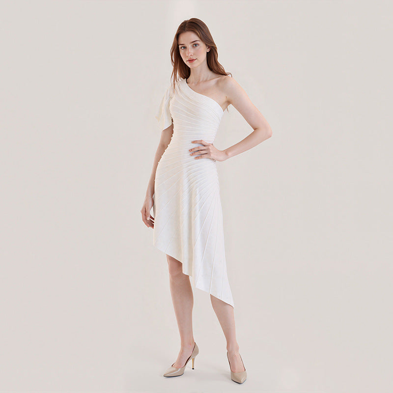 Robe en Maille Côtelée Asymétrique Épaule Nue pour Automne — blanc — vue principale | Porivana